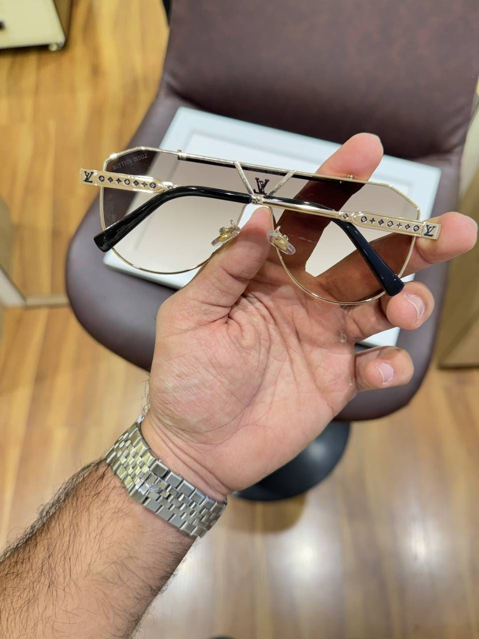 Loui vuitton 22295 gold brown